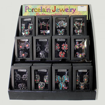 PORCELAIN JEWELRY. Set of ceramic earrings