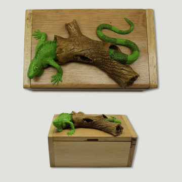 Caja madera Lagarto en tronco.  7x12cm