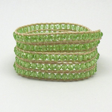 Pulseira Cristal Facetado Verde Claro. Corda Bege