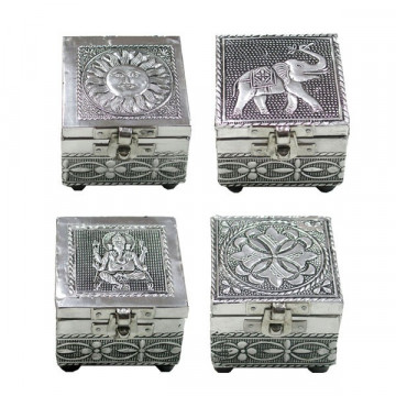 Caja metal cuadrada. Modelos surtidos. 6cm