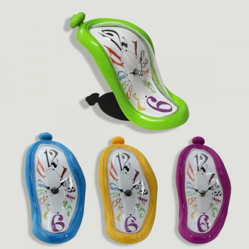Reloj plastico Sobremesa. Colores surtidos. 11x13c