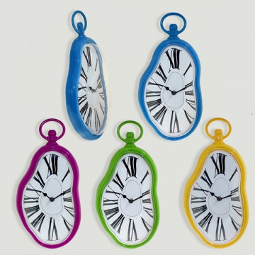 Reloj platicos pared con numeros romanos. Colores 
