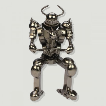 Figura metal robot con mazo pinchos 22cm