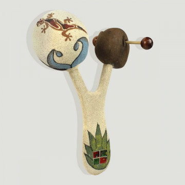 Instrumento musical. Maraca con frutos decorado arena 18x24cm