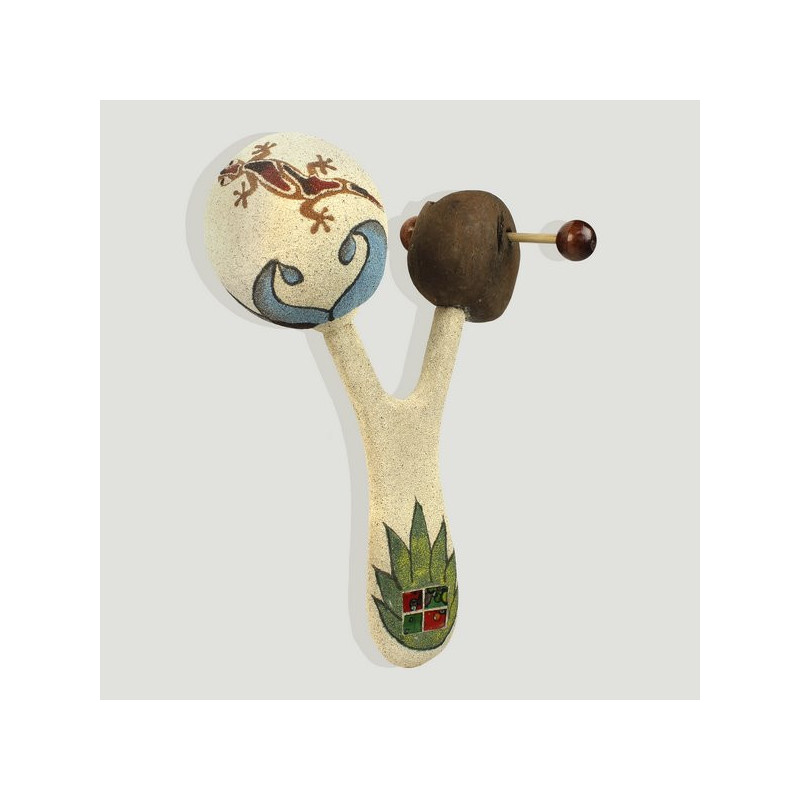 Instrumento musical. Maraca con frutos decorado arena 18x24cm Instrumento musical. Maraca con frutos decorado arena 18x24cm