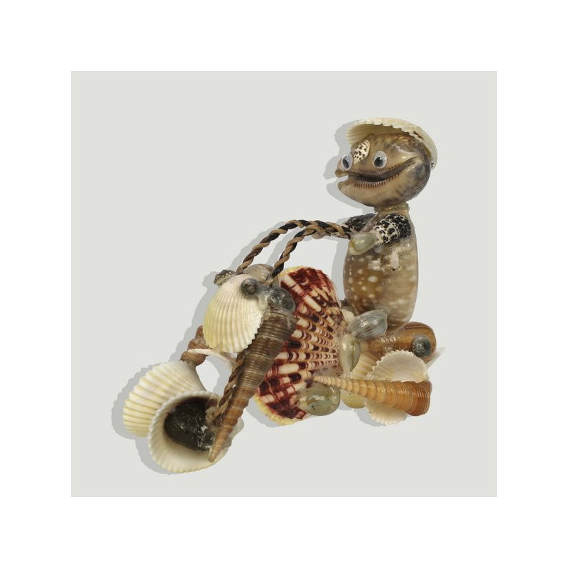 Artesanía en concha señor en moto. 16x13cm Artesanía en concha señor en moto. 16x13cm