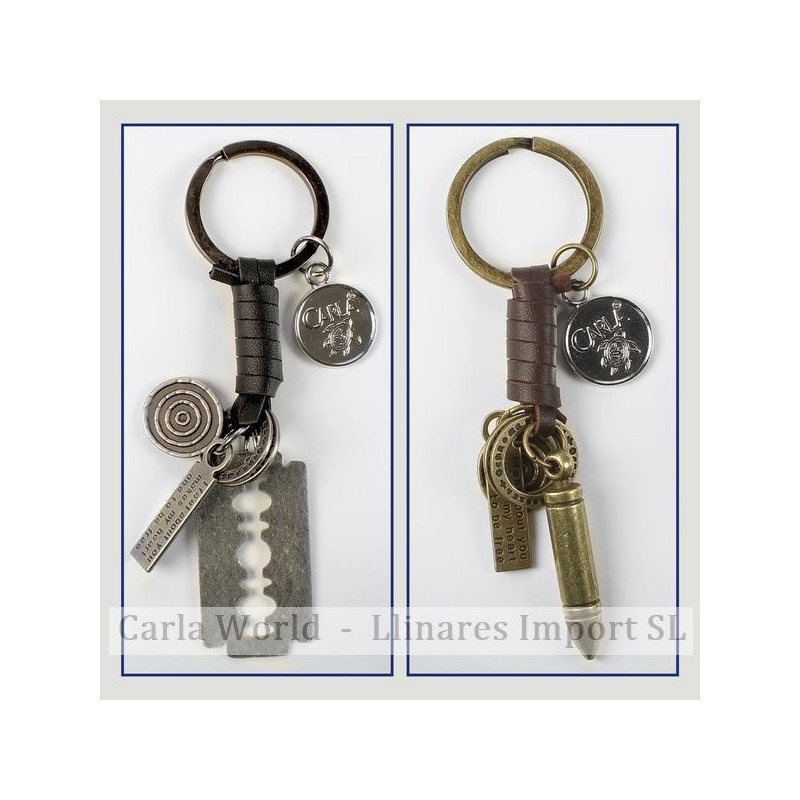 Gancho 43 – Llavero metal dorado/plateado con cuero. Modelo Cuchilla y Bala surtidos Gancho 43 – Llavero metal dorado/plateado con cuero. Modelo Cuchilla y Bala surtidos