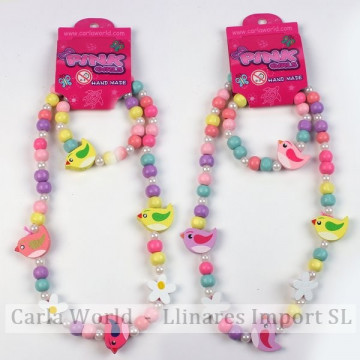 Gancho 23 – Conjunto collar/pulsera de madera colores surtidos. Modelo pájaro y margarita