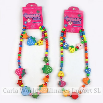 Gancho 85 – Conjunto collar/pulsera de madera colores surtidos. Modelo fresa y corazón