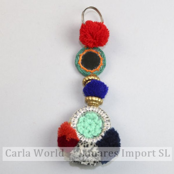 HOOK 05. Assorted pompom / shells keyrings.