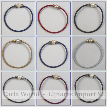 Elastic bracelet with pearl. Assorted colors