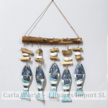 Horizontal wooden mobile 5 sardines and logs. Assorted colors. 35x60cm.
