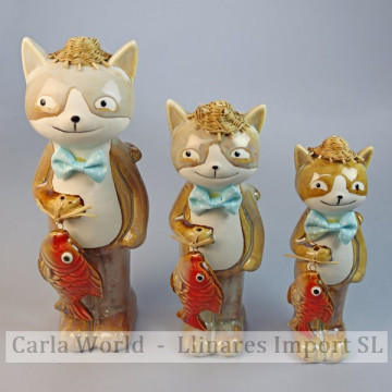 Conjunto de 3 gatos com peixes de cerâmica. 5x16,5cm / 6x19,5cm / 7x23cm.