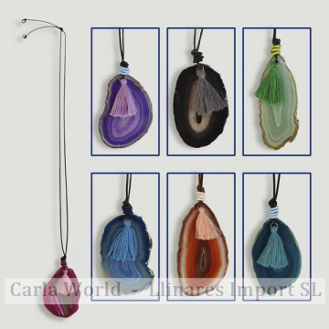 AGATE. Pendentif avec pompon et cordon. Couleurs assorties.