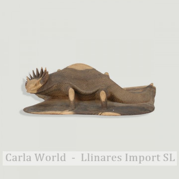 Iguana talla madera sobre base. 30cm