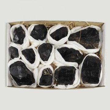 Top black tourmaline case. Assorted pieces. 4-5Kg approx. 33x22cm.