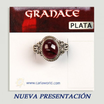 Silver cabochon ring. Garnet.