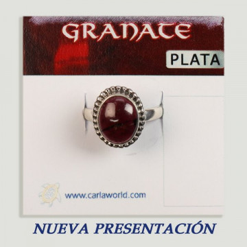 Silver cabochon ring. Garnet.