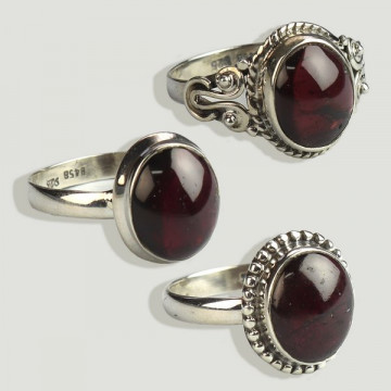 Silver cabochon ring. Garnet.