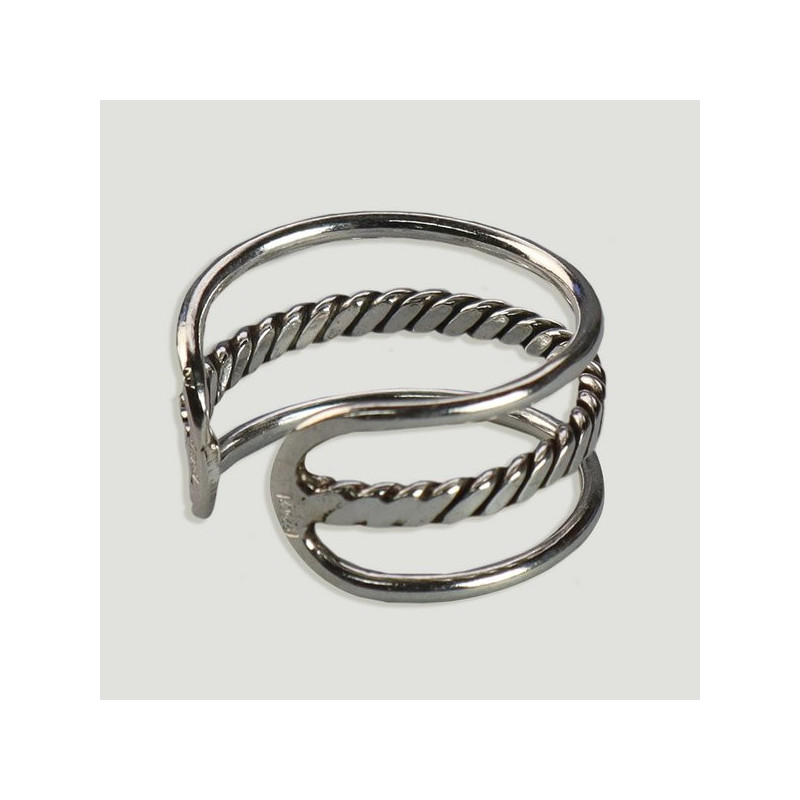 Bague en argent. Modèle rigide ouvert à 3 anneaux. Bague en argent. Modèle rigide ouvert à 3 anneaux.