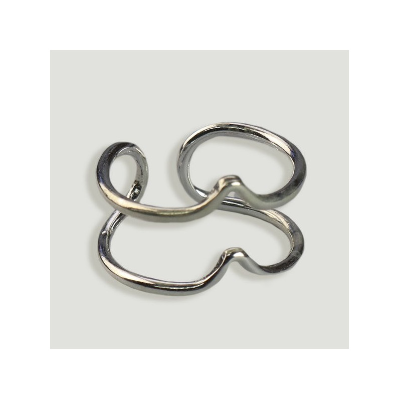Bague en argent. Modèle rigide ouvert à 2 points. Bague en argent. Modèle rigide ouvert à 2 points.
