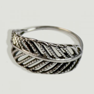 Silver ring. Leaf model.