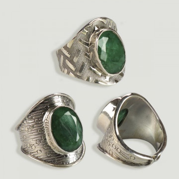 Silver cabochon ring. Green Corundum.