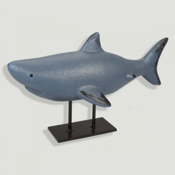 Tiburón rugoso con base de metal. Cerámica. 32x18x14cm