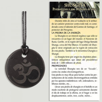 SHUNGITE. Pendentif plaque ronde SCULPTÉ. OM. 30mm avec cordon