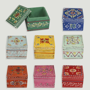 Caja madera c/henna pintada 7,5cm. Colores surtidos