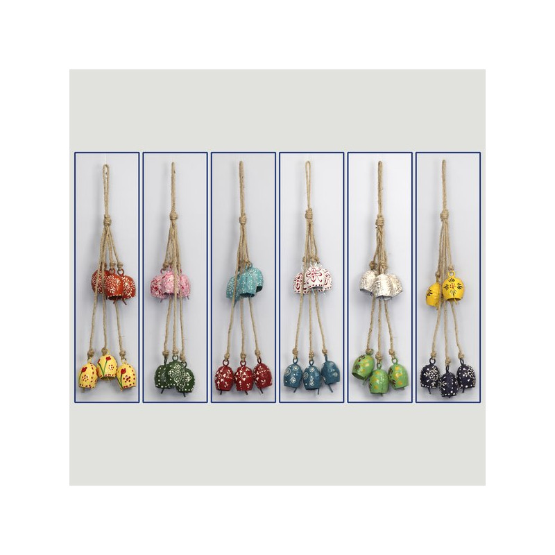 Faixa móvel com 6 sinos de metal de 40cm. Cores sortidas Faixa móvel com 6 sinos de metal de 40cm. Cores sortidas