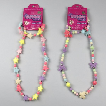HOOK 18 - Plastic necklace / bracelet set. Assorted models