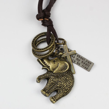 Gancho 32 – Colgante metal con cordón de nudo corredizo.