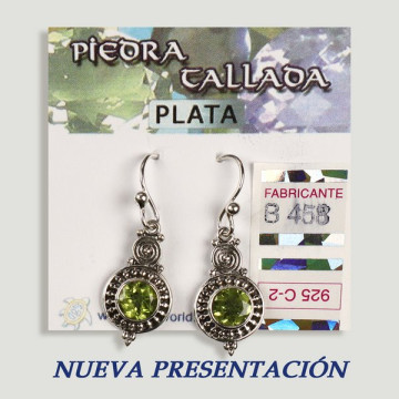 Brincos de prata. peridoto esculpido. Forma de círculo.