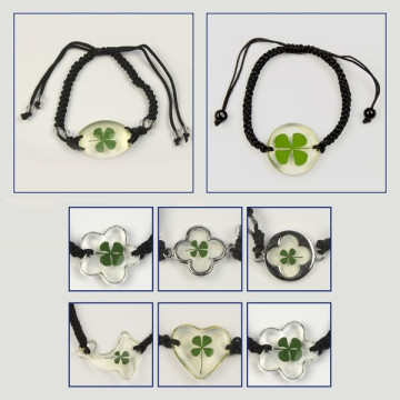 Hook 31. Clover macramé bracelet.