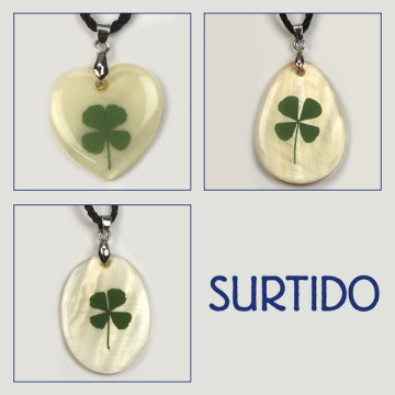 Hook 29. Clover and mother-of-pearl pendant.
