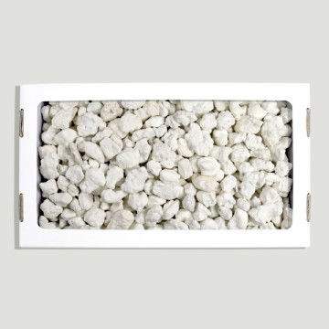 Howlite blanche massive épaisse. Carton 1.5kg env. 26x14cm.