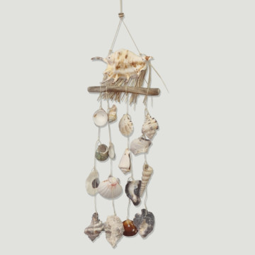 Mobile lambis with raffia and shells. 14x35cm approx.