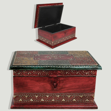 Wooden chest with henna. 26x18x13cm