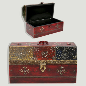 Rectangular wooden chest with henna. 26x14cm