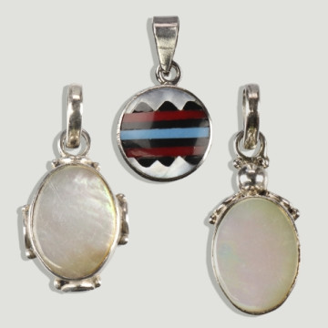 Assorted shell/mother-of-pearl silver pendant.