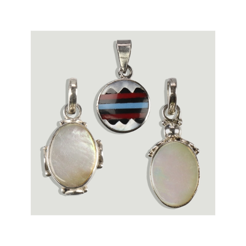 Assorted shell/mother-of-pearl silver pendant. Assorted shell/mother-of-pearl silver pendant.