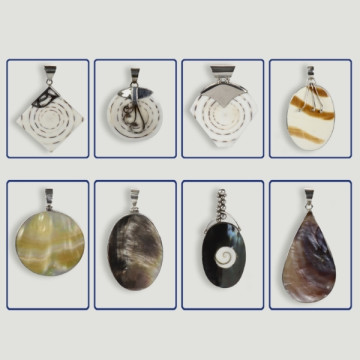 Assortiment de pendentifs coquillage/nacre en argent.