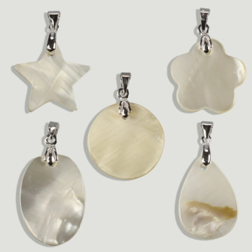 Assortiment de pendentifs coquillage/nacre en argent.