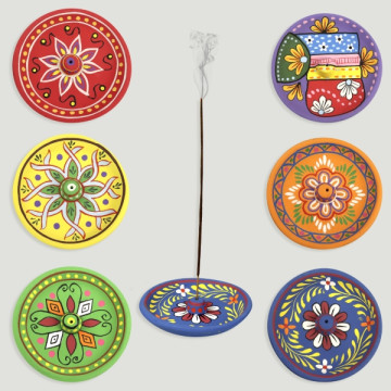 Clay incense holder and colored decorations. 13/13.5 cm approx.