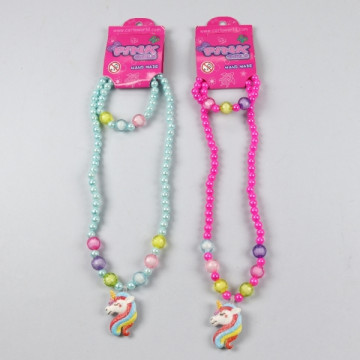 GANCHO 28 - Conjunto collar/pulsera de plástico. Modelo unicornio