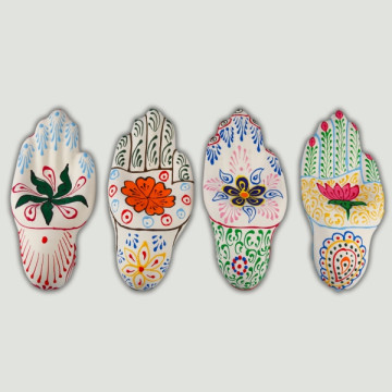 Paper mache hand incense holder 8x5,5x15 assorted