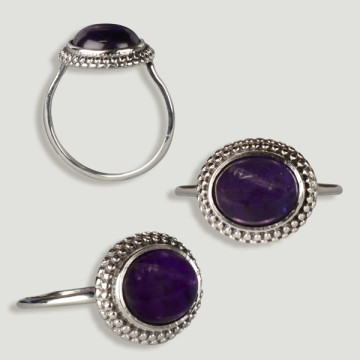 Silver cabochon ring. Amethyst.