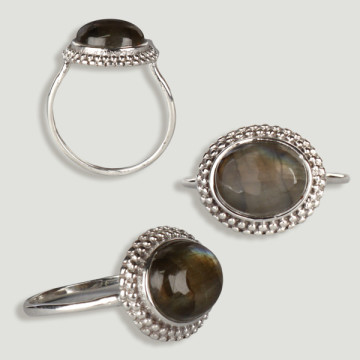 Silver cabochon ring. Labradorite.