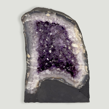 Capela de ametista pesando 5,610 kg Aproximadamente 19x24x15,50 cm.